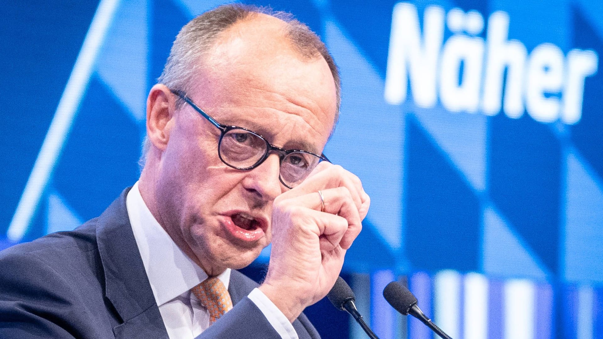 Friedrich Merz auf dem CSU-Parteitag (Archivbild): Der CDU-Chef fürchtet sich vor zu hoher Zuwanderung. Friedrich Merz auf dem CSU-Parteitag (Archivbild): Der CDU-Chef fürchtet sich vor zu hoher Zuwanderung.