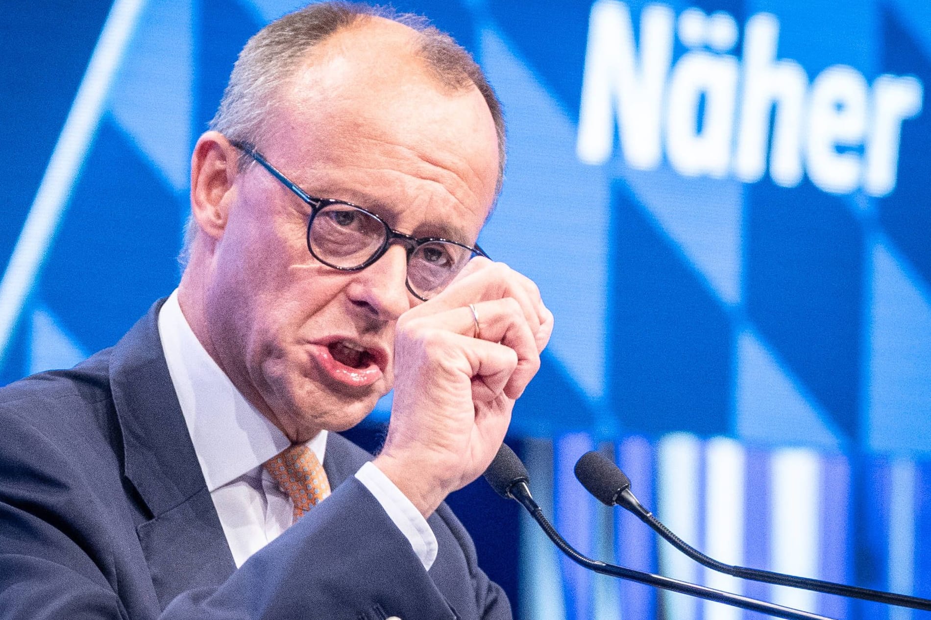 Friedrich Merz auf dem CSU-Parteitag (Archivbild): Der CDU-Chef fürchtet sich vor zu hoher Zuwanderung.