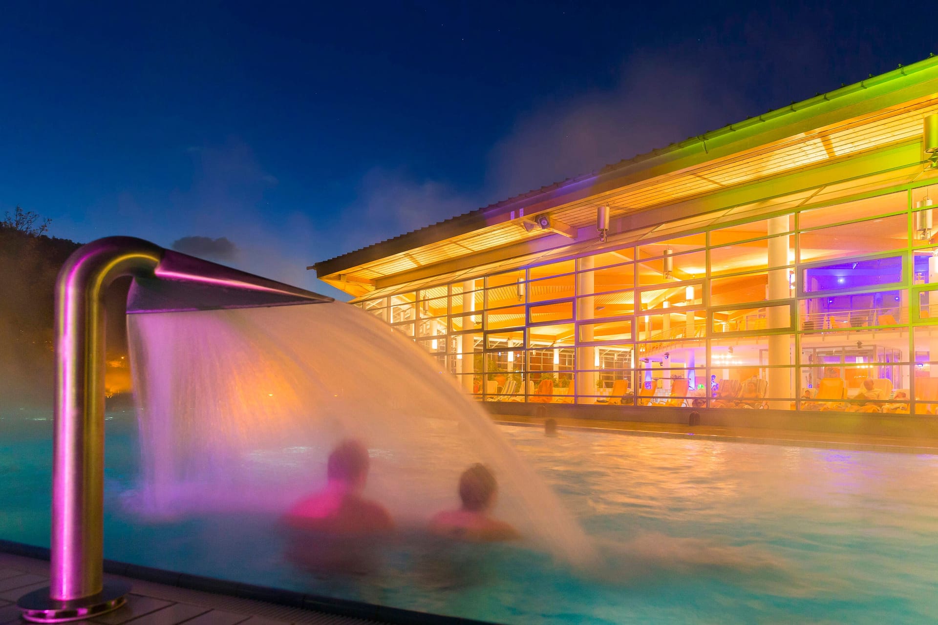 Badegäste am Abend in einer Therme (Symbolbild): Diese Thermen in Franken sind die schönsten der Region.