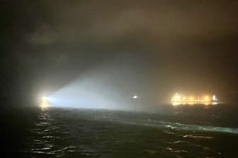 Mit Suchscheinwerfer wird das Wasser abgesucht: Nach dem Zusammenstoß von zwei Frachtschiffen in der Nordsee beteiligt sich auch ein Kreuzfahrtschiff an der Suche nach den Vermissten.