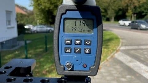 Das Messgerät der Polizei Gelsenkirchen: 119 km/h werden angezeigt.