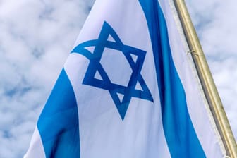 Eine israelische Flagge (Symbolbild): In NRW wurden 30 solcher Flaggen entwendet und beschädigt.
