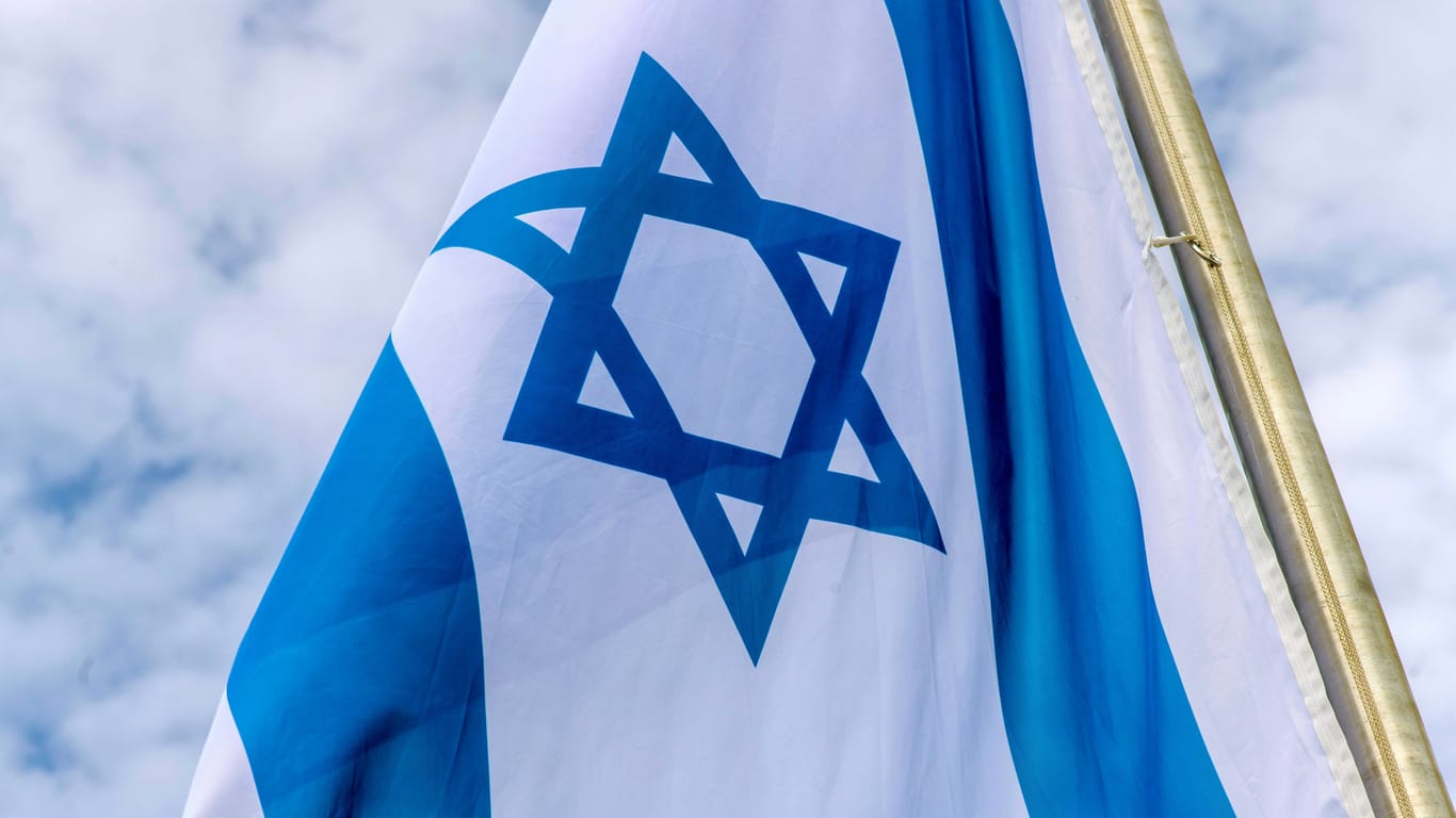Eine israelische Flagge (Symbolbild): In NRW wurden 30 solcher Flaggen entwendet und beschädigt.