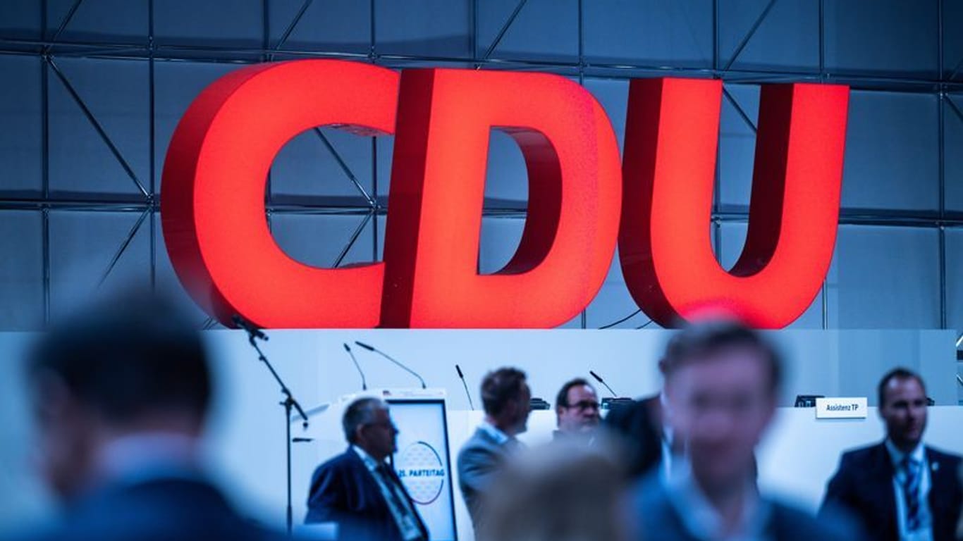 Das Logo der CDU auf einem Parteitag (Symbolbild): Die Partei hat sich selbst angezeigt.