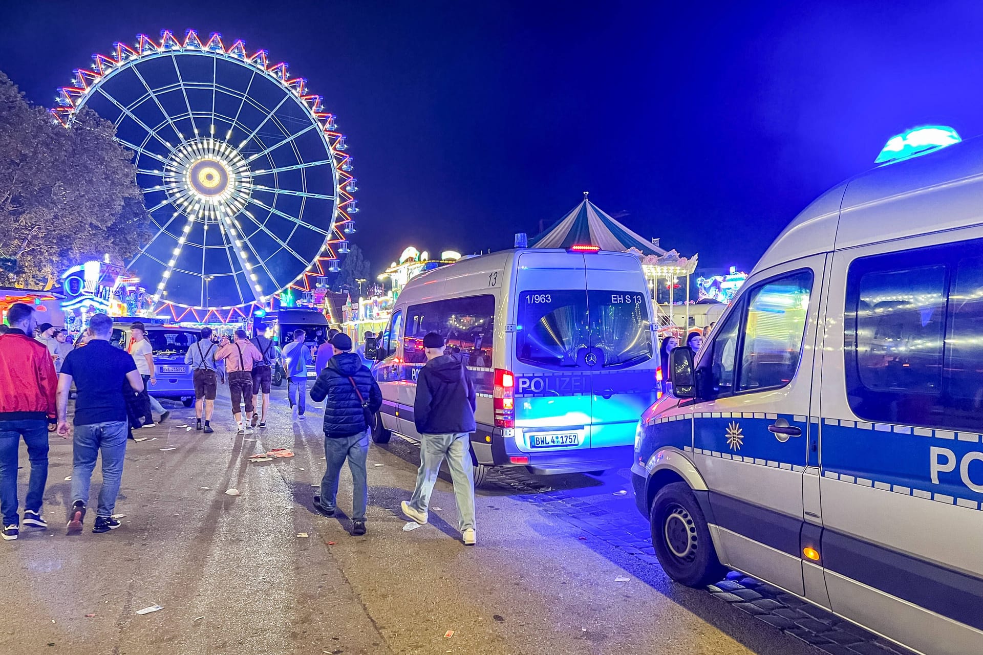 Wegen eines verdächtigen Gegenstands wurde auf dem Cannstatter Volksfest das Festzelt Almhütte Royal geräumt.