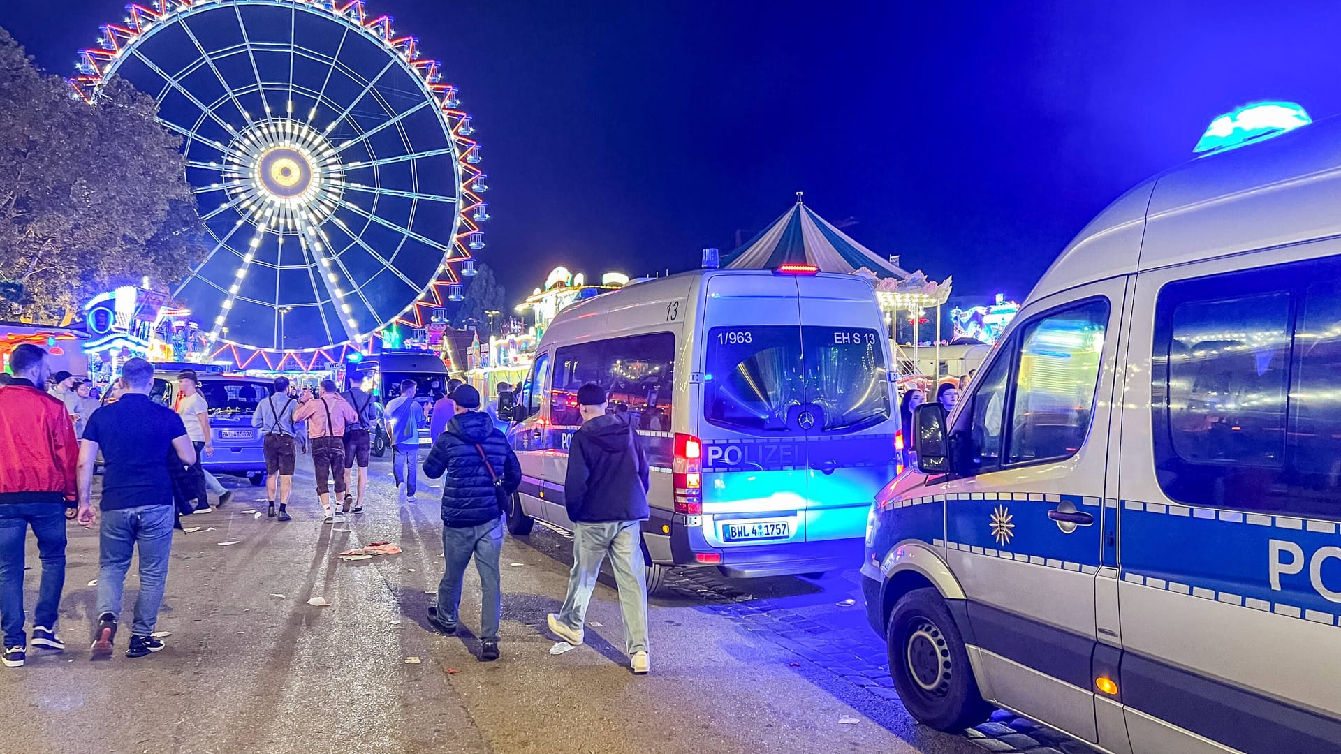 Wegen eines verdächtigen Gegenstands wurde auf dem Cannstatter Volksfest das Festzelt Almhütte Royal geräumt. Wegen eines verdächtigen Gegenstands wurde auf dem Cannstatter Volksfest das Festzelt Almhütte Royal geräumt.