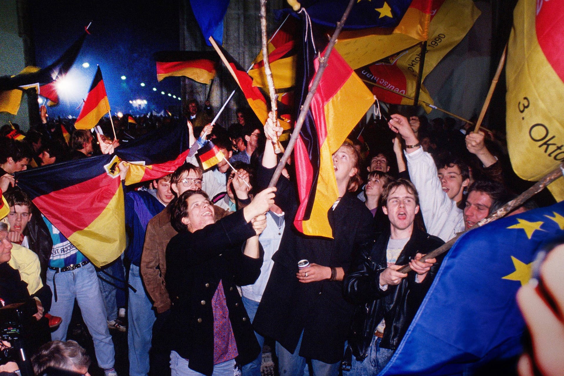 Deutsch-deutscher Jubel: Menschen feiern vor dem Brandenburger Tor in den 3. Oktober 1990 hinein. 33 Jahre später verkündet ein russisches Geschichtsbuch, dass die Wiedervereinigung illegal sei.