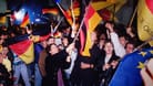 Deutsch-deutscher Jubel: Menschen feiern vor dem Brandenburger Tor in den 3. Oktober 1990 hinein. 33 Jahre später verkündet ein russisches Geschichtsbuch, dass die Wiedervereinigung illegal sei.