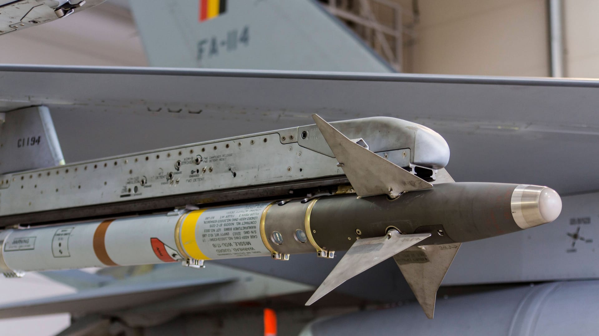 AIM-9 Sidewinder Rakete an einem F-16 Jet der belgischen Armee (Archivbild).