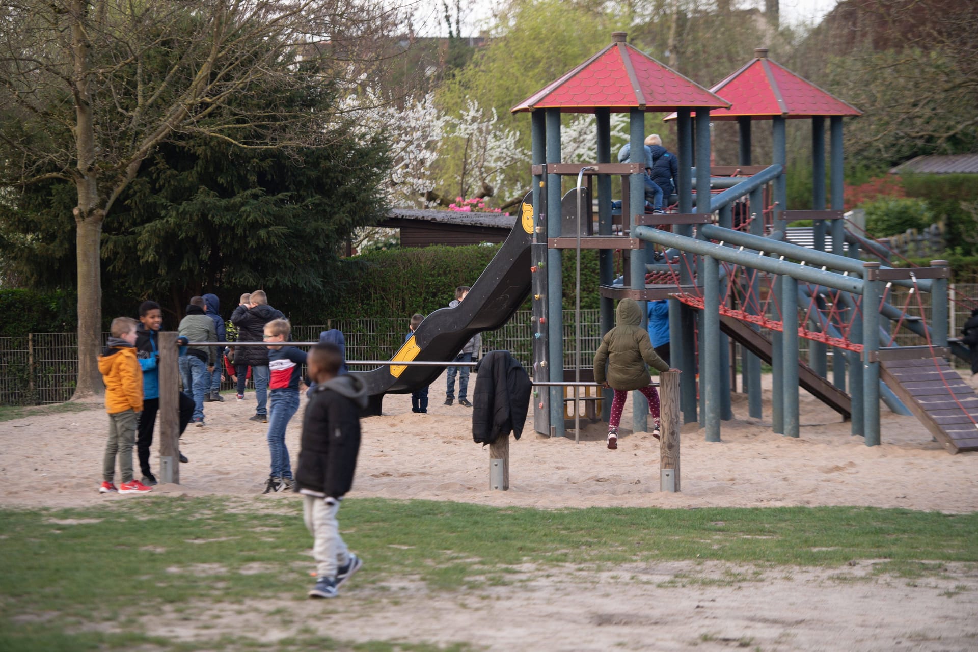 Kinder spielen auf dem Gelände einer Schule (Symbolbild): Der Mann machte einen verwirrten Eindruck.