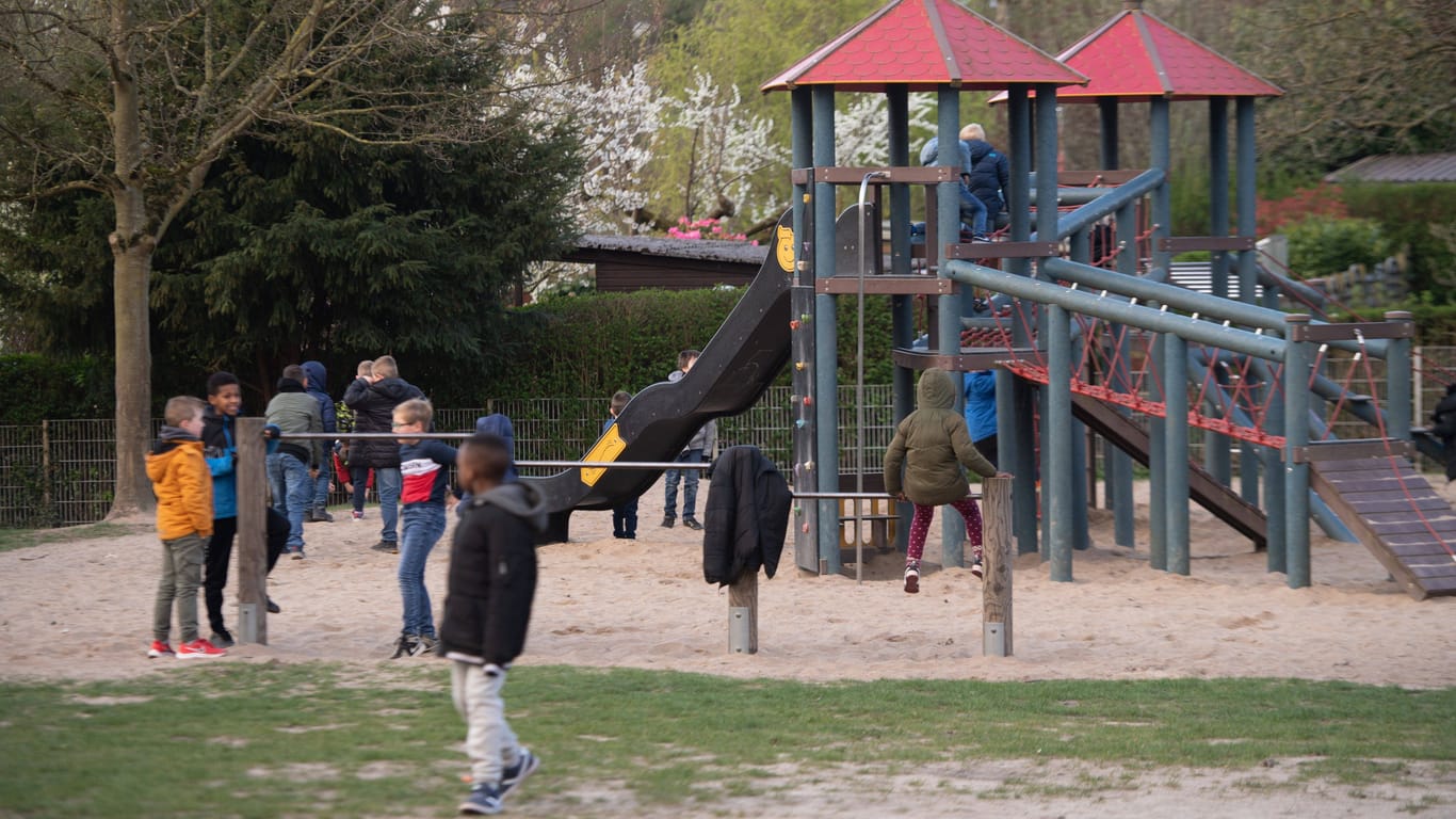 Kinder spielen auf dem Gelände einer Schule (Symbolbild): Der Mann machte einen verwirrten Eindruck.