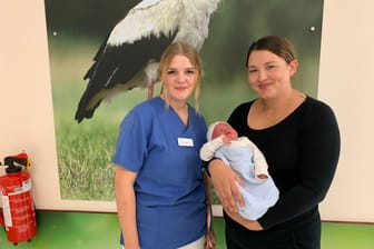 Gesundheits- und Krankenpflegerin Laura-Marie Prasuhn mit Mutter Ella Schneider mit Baby Max: Max wog bei seiner Geburt knapp über 5 Kilo.