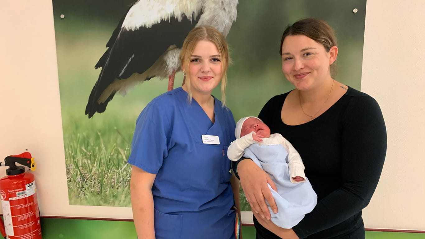 Gesundheits- und Krankenpflegerin Laura-Marie Prasuhn mit Mutter Ella Schneider mit Baby Max: Max wog bei seiner Geburt knapp über 5 Kilo.