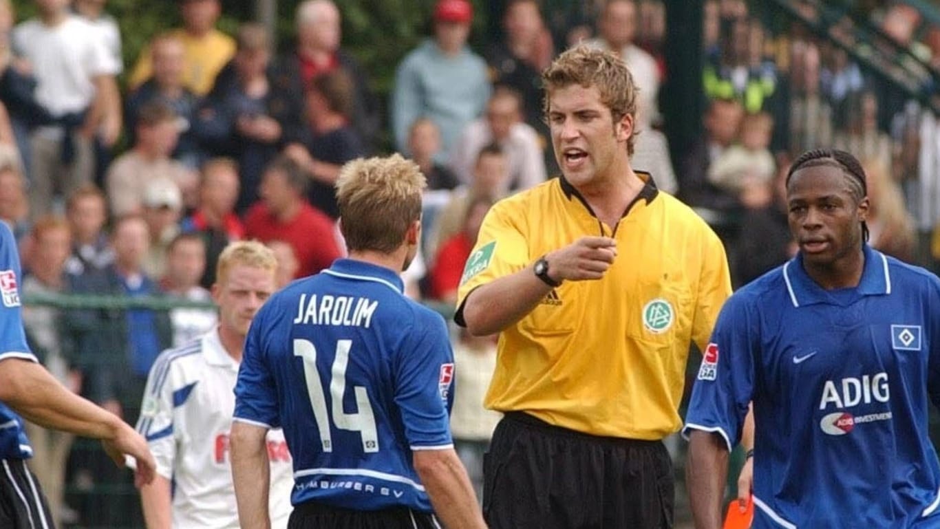 Skandalspiel: Robert Hoyzer (gelbes Trikot) manipulierte 2004 das Pokalspiel zwischen Paderborn und dem HSV.