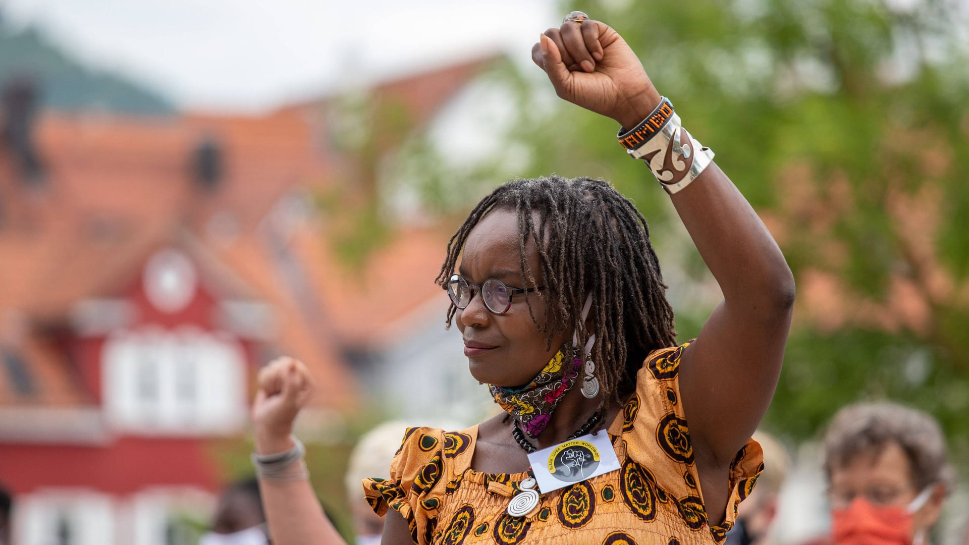 Frau auf einer Black Lives Matter-Demonstration in Reutlingen (Archivbild): In Deutschland erfahren Schwarze Menschen besonders viel Rassismus.