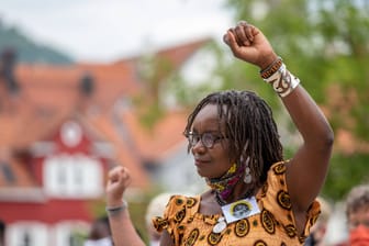 Frau auf einer Black Lives Matter-Demonstration in Reutlingen (Archivbild): In Deutschland erfahren Schwarze Menschen besonders viel Rassismus.