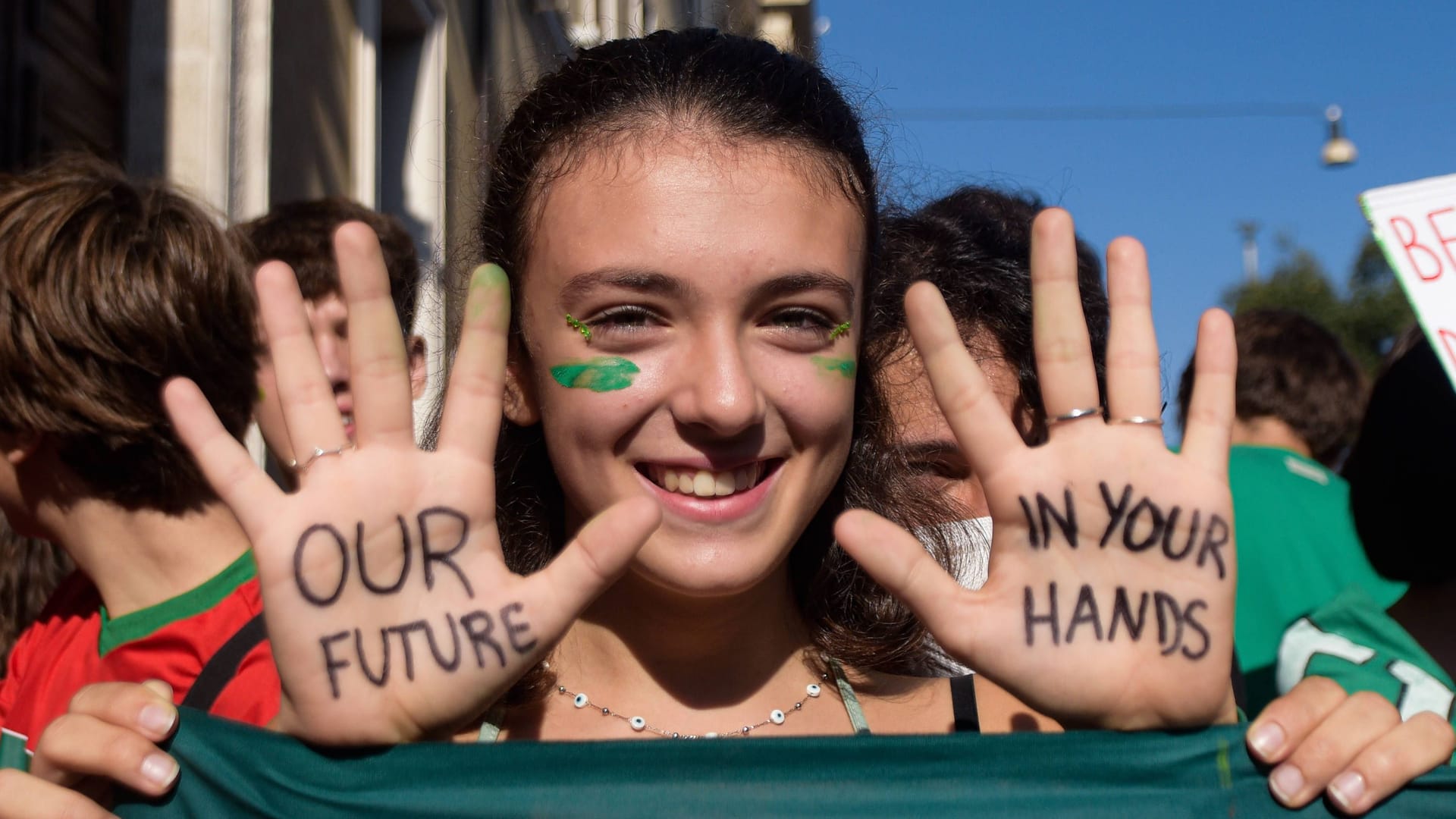 Eine Fridays for Future Aktivistin bei einem Protest in Italien (Archivbild): Die Bewegung sieht sich derzeit mit Antisemitismusvorwürfen konfrontiert.