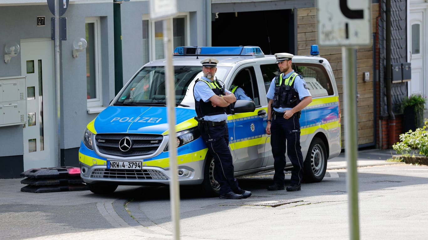 Polizisten in NRW (Symbolfoto): Nach dem Tod eines Paares und dessen Hund ermittelt die Polizei.
