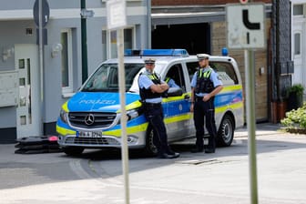 Polizisten in NRW (Symbolfoto): Nach dem Tod eines Paares und dessen Hund ermittelt die Polizei.