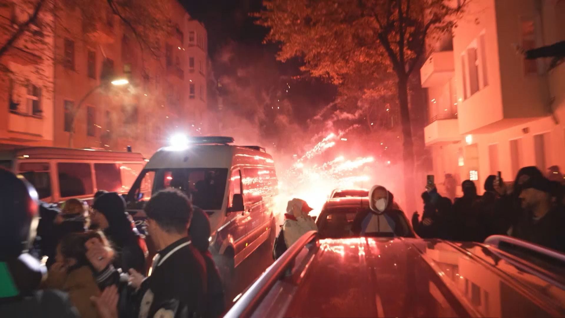 Böller-Explosion in Neukölln: Mehrere Polizisten mussten nach den Würfen behandelt werden.