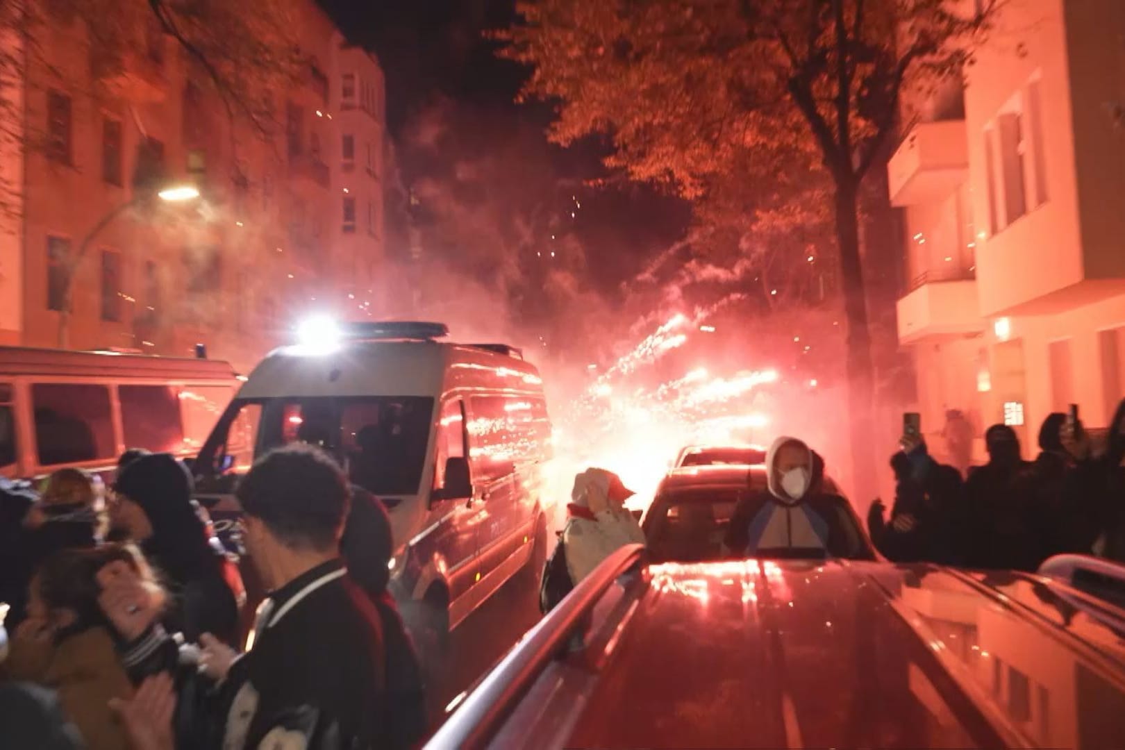 Böller-Explosion in Neukölln: Mehrere Polizisten mussten nach den Würfen behandelt werden.