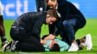 Waalwijk-Torwart Etienne Vaessen wird am Boden liegend reanimiert.