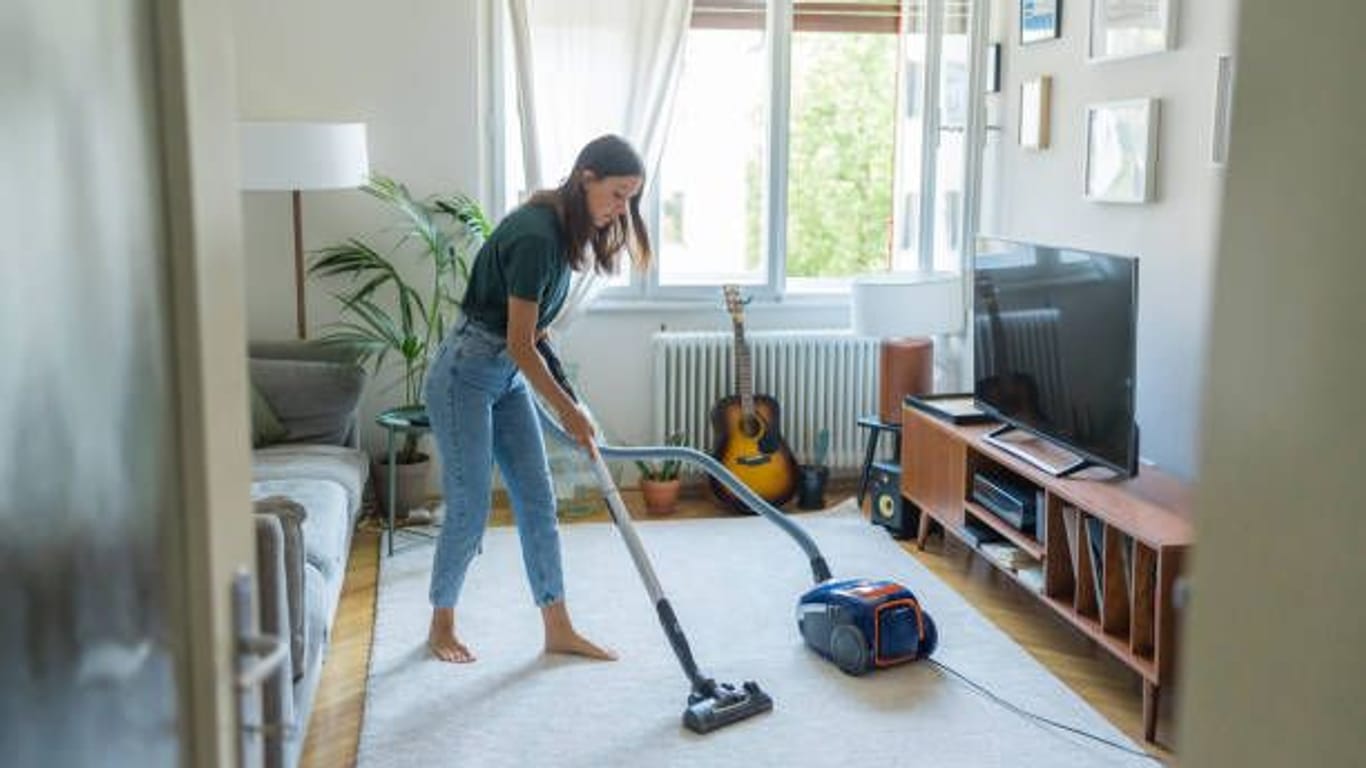 Staubsaugen: Wenn Sie Ihre Lieblingssongs dabei hören, geht die Hausarbeit viel leichter von der Hand.