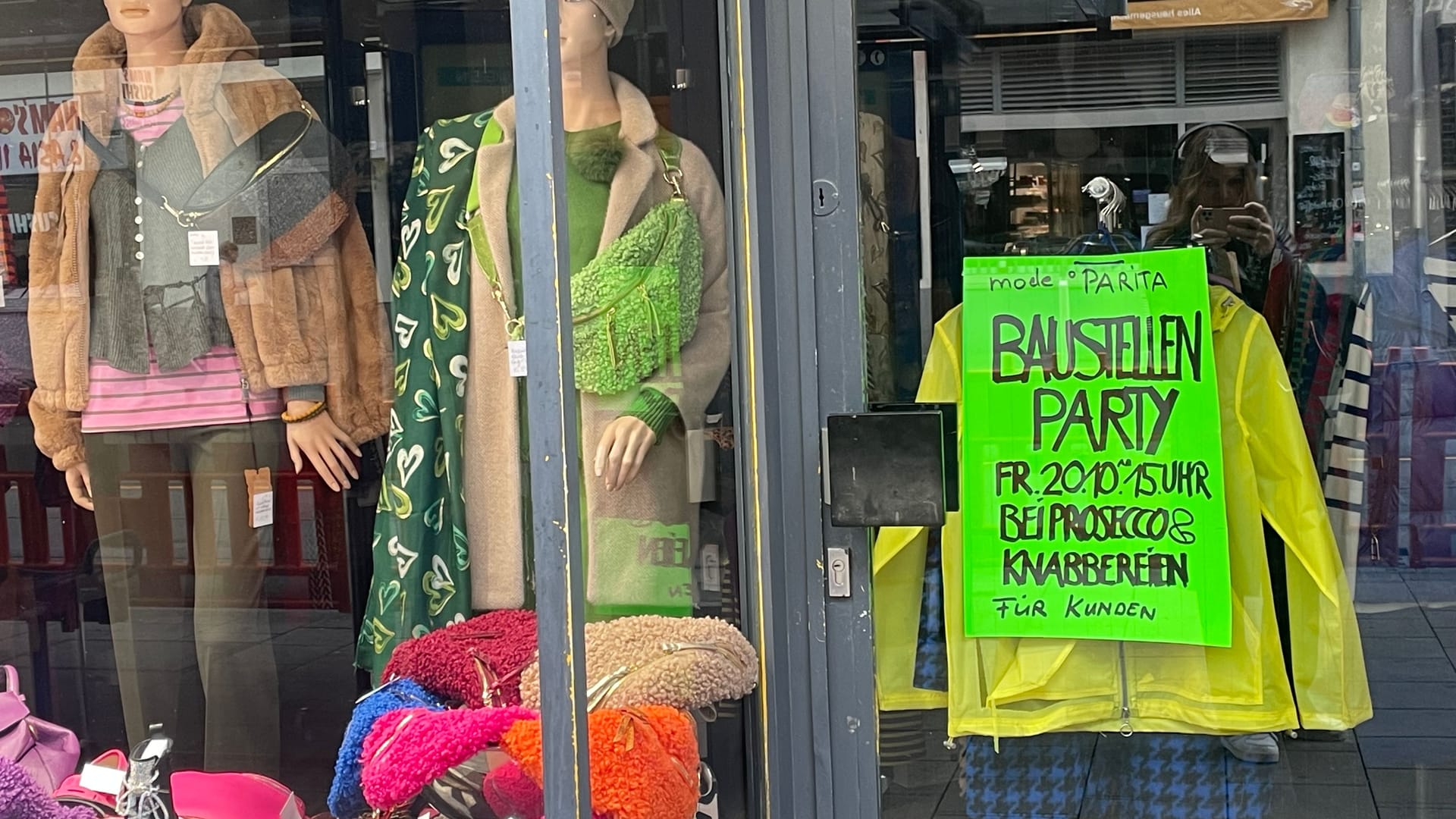 Die geschädigten Ladenbetreiber versuchen das Beste aus der Baustellen-Situation zu machen und laden die Kunden zu einer Party ein.