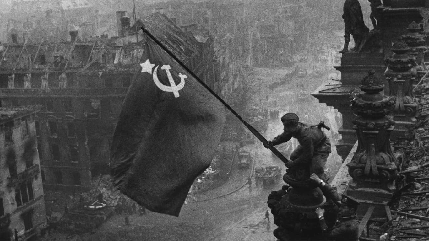 Das ikonische Foto des sowjetischen Soldaten auf dem Berliner Reichstag: Das Foto der Sowjets wurde inszeniert.