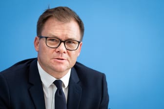 Ostbeauftragter Carsten Schneider (Archivbild): Der SPD-Politiker fordert "Grunderbe" für alle 18-Jährige in Deutschland.