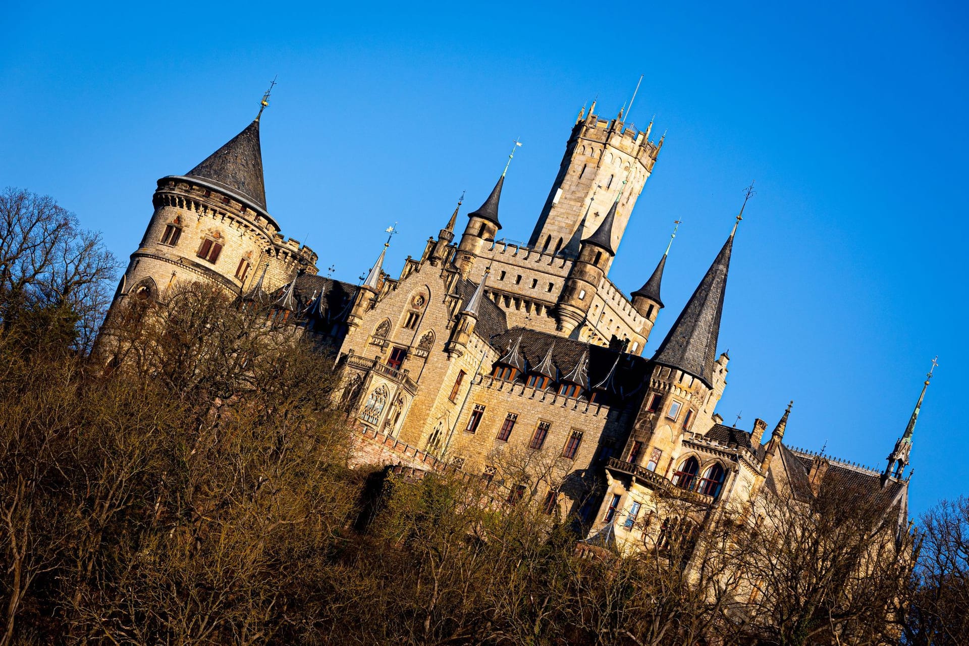 Das Schloss Marienburg südlich von Hannover (Archivbild): Wegen einer umfassenden Sanierung wird es zum Ende dieses Jahres auf unbestimmte Zeit geschlossen.