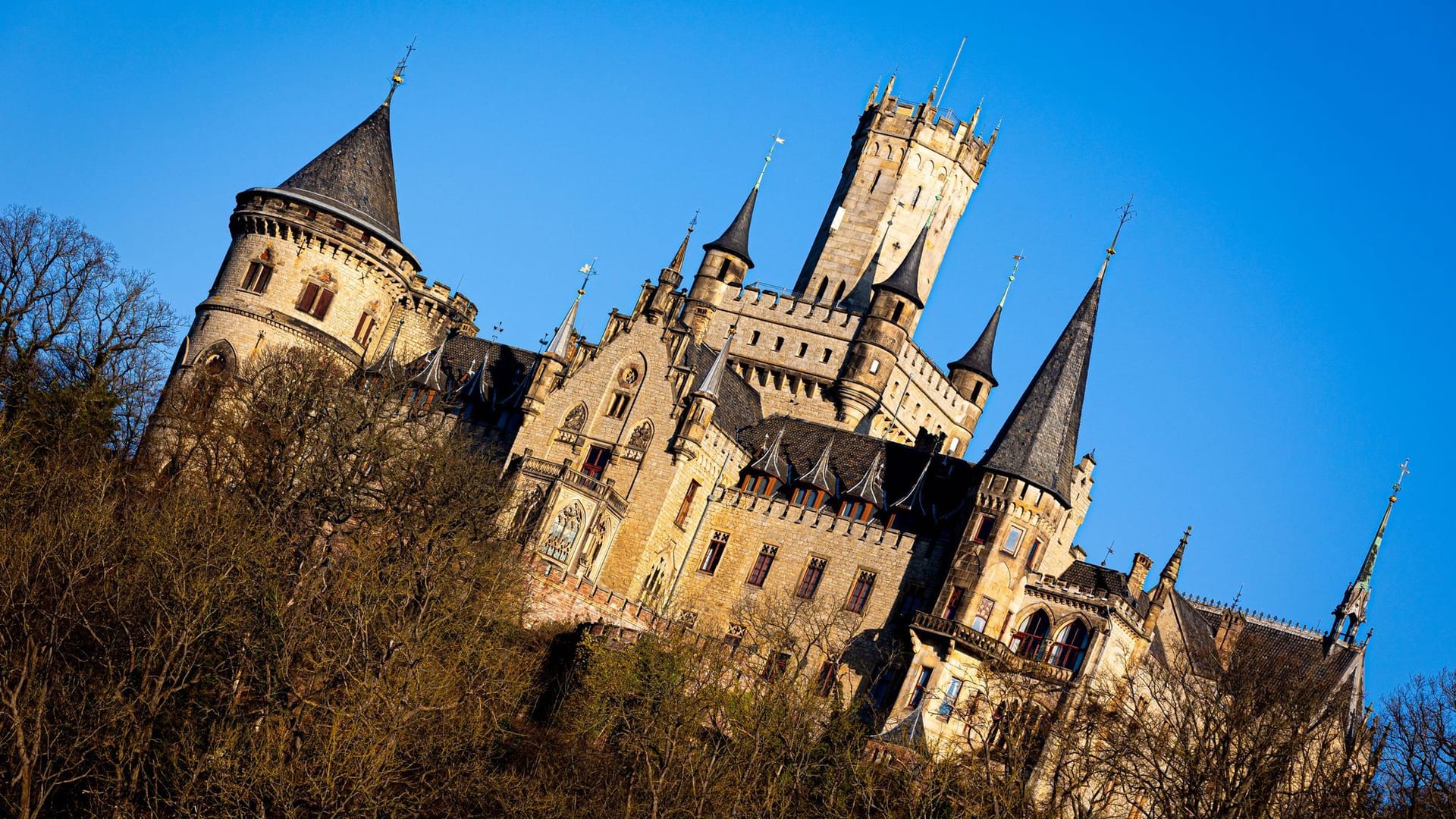 Das Schloss Marienburg südlich von Hannover (Archivbild): Wegen einer umfassenden Sanierung wird es zum Ende dieses Jahres auf unbestimmte Zeit geschlossen.