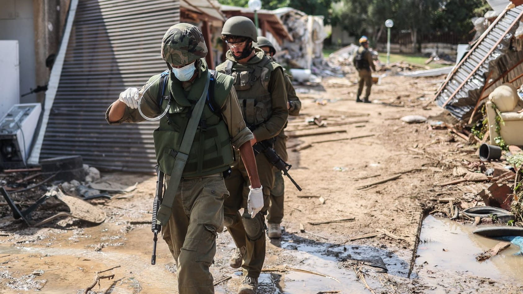 Israelische Streitkräfte bergen die Leichen in Kfar Aza: In dem israelischen Kibbuz haben die Hamas-Terroristen viele Menschen brutal ermordet.