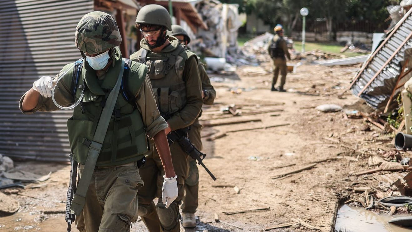 Israelische Streitkräfte bergen die Leichen in Kfar Aza: In dem israelischen Kibbuz haben die Hamas-Terroristen viele Menschen brutal ermordet.