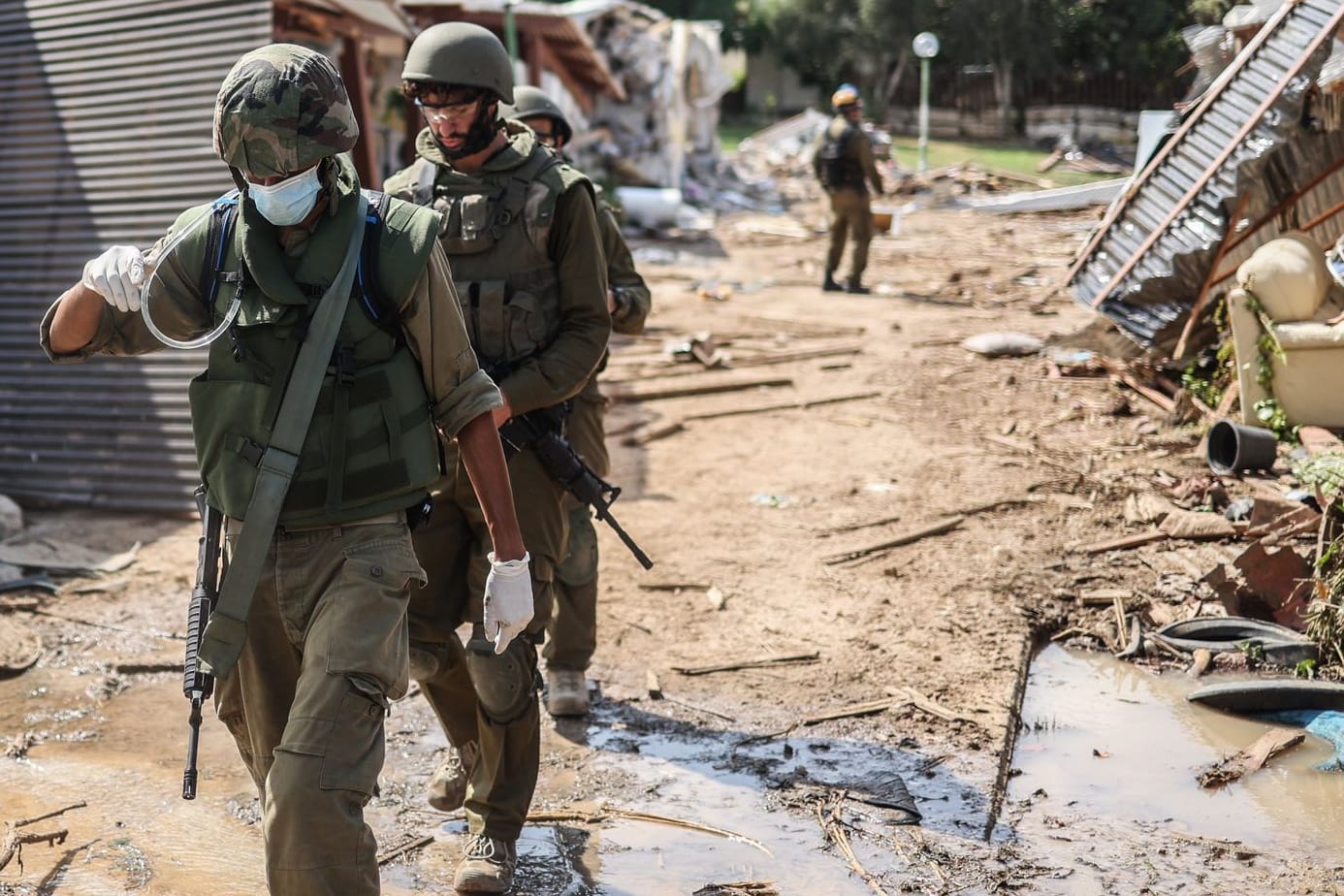 Israelische Streitkräfte bergen die Leichen in Kfar Aza: In dem israelischen Kibbuz haben die Hamas-Terroristen viele Menschen brutal ermordet.