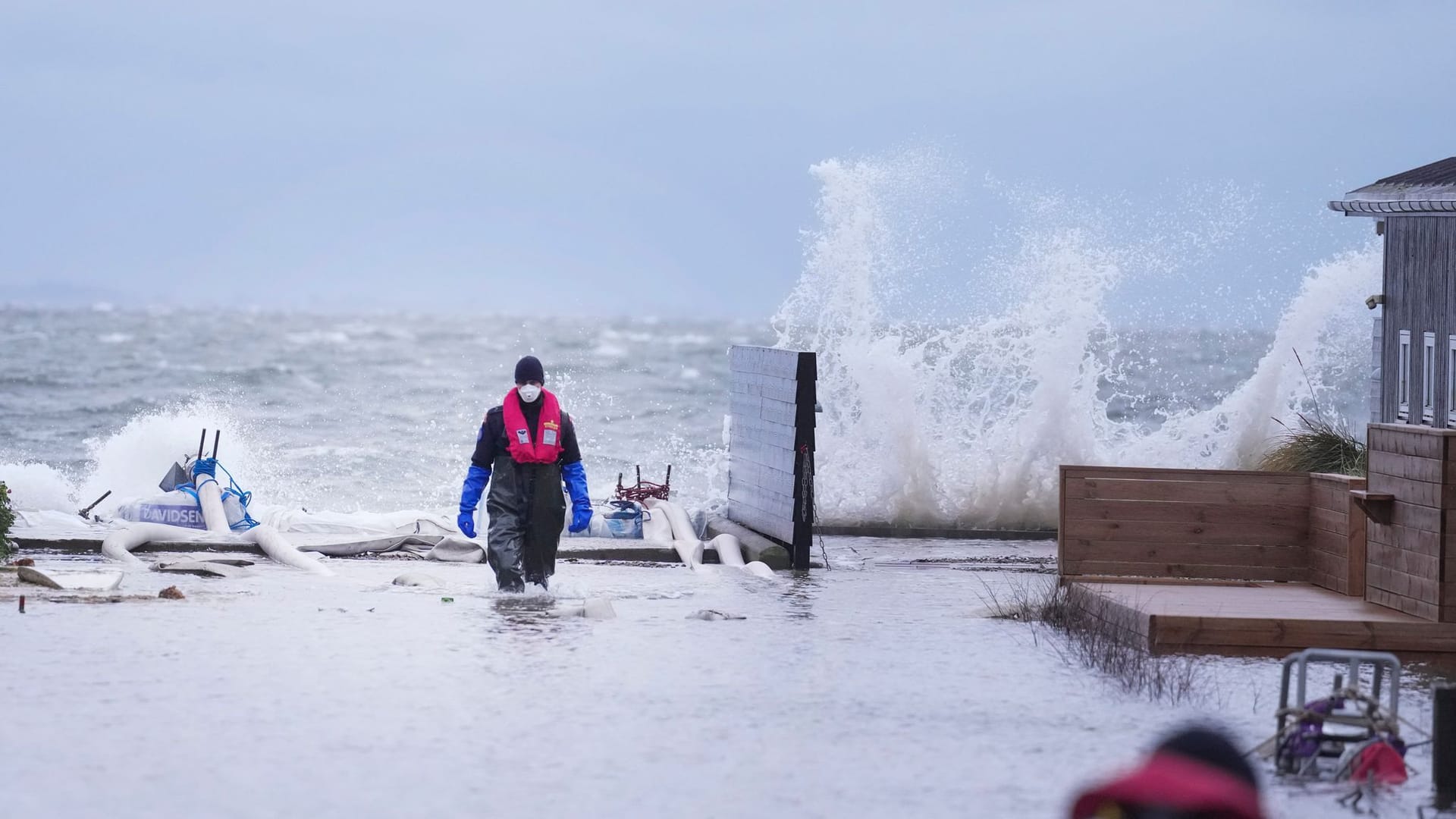 Mann in Haderslev: In Dänemark führt die Sturmflut zu Ausfällen von Strom, Flügen und Fähren. Foto: Claus Fisker/Ritzau Scanpix Foto/AP/dpa