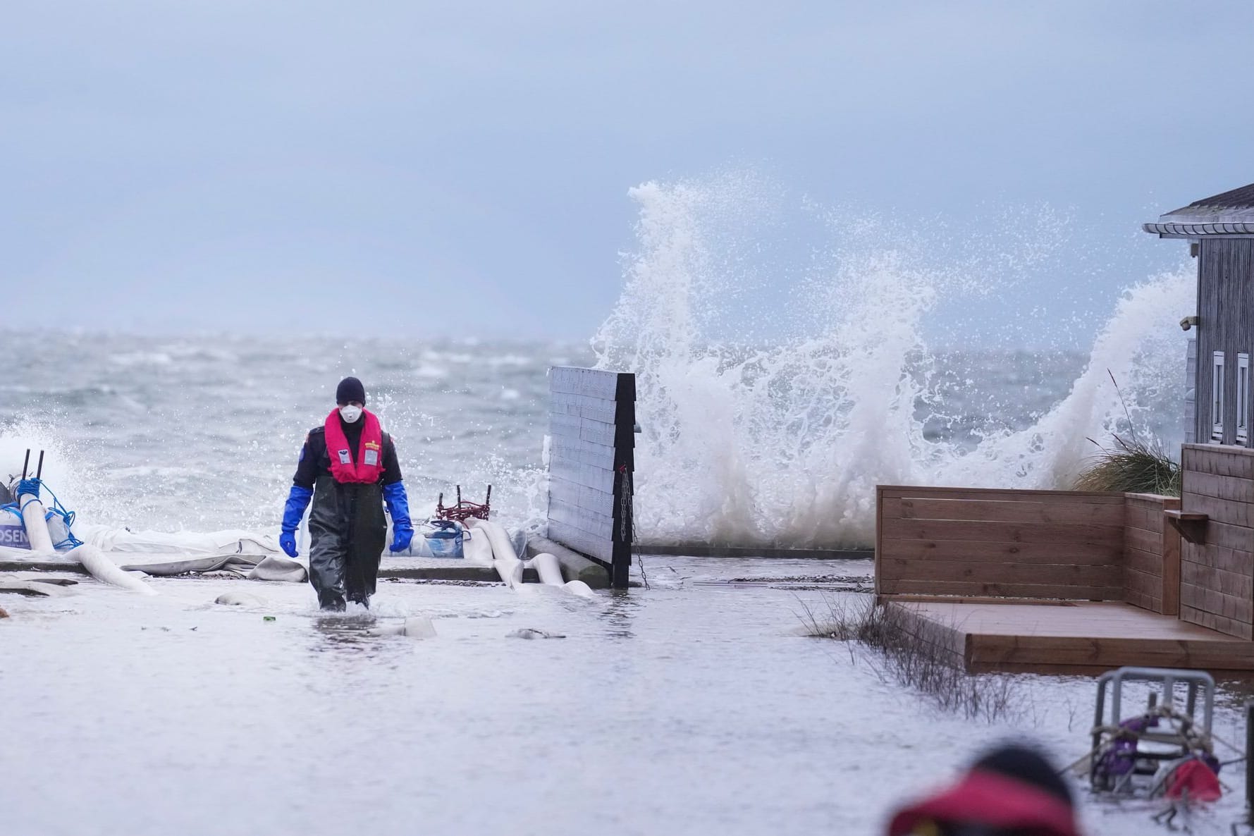 Mann in Haderslev: In Dänemark führt die Sturmflut zu Ausfällen von Strom, Flügen und Fähren. Foto: Claus Fisker/Ritzau Scanpix Foto/AP/dpa