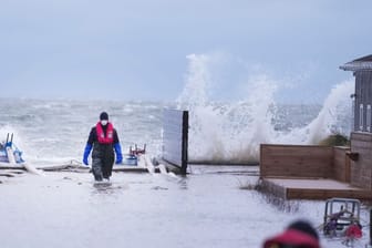 Mann in Haderslev: In Dänemark führt die Sturmflut zu Ausfällen von Strom, Flügen und Fähren. Foto: Claus Fisker/Ritzau Scanpix Foto/AP/dpa