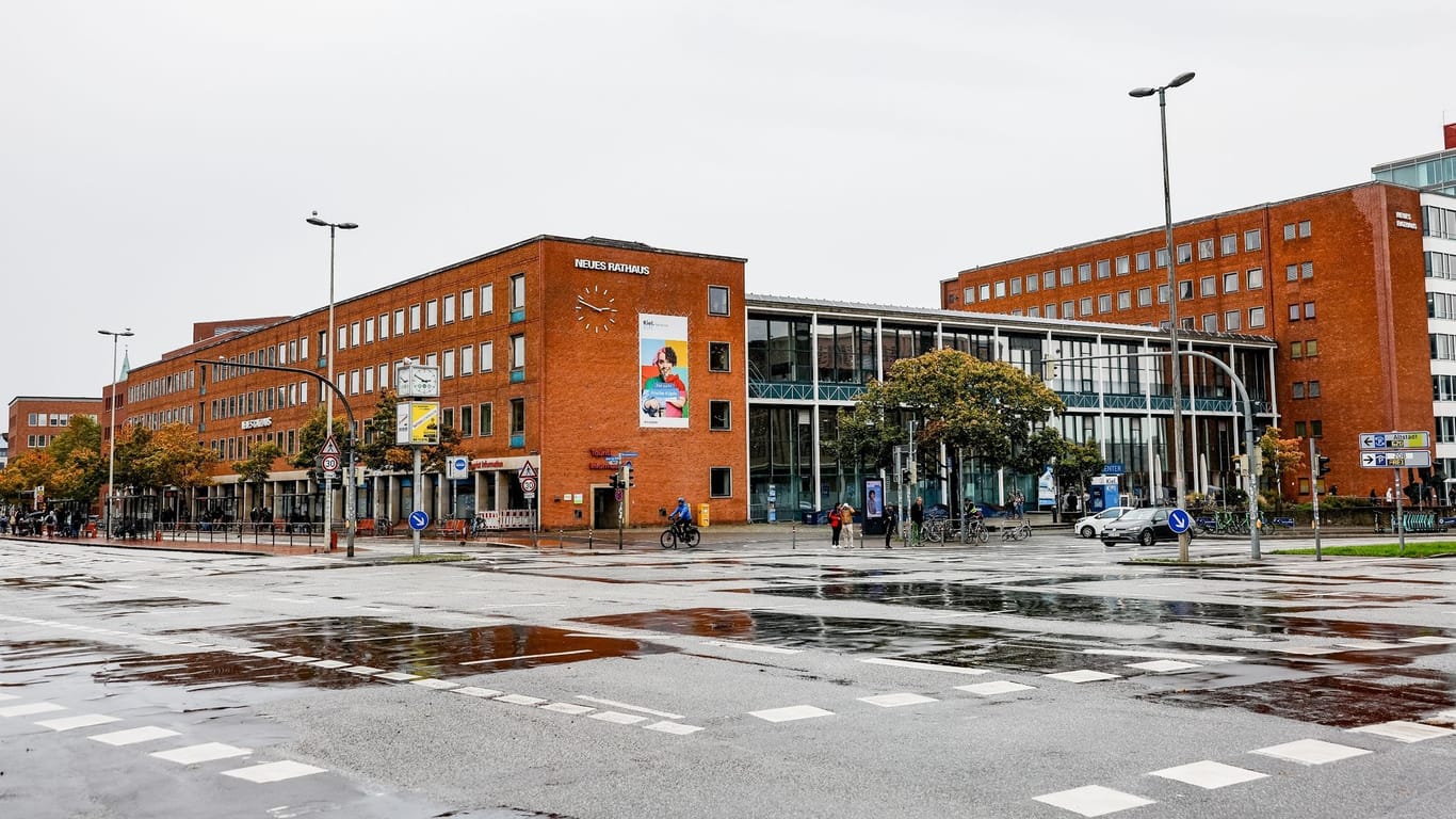Schwerer Unfall vor Kieler Rathaus