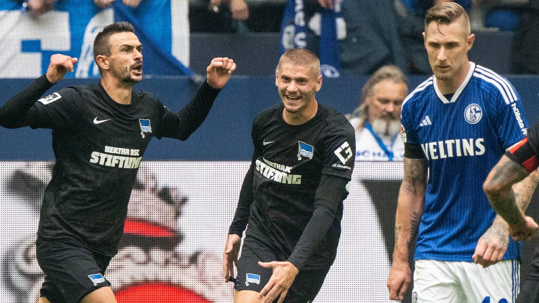 2 Bundesliga Krimi Auf Schalke Hertha Gewinnt Duell Der Absteiger