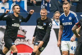 Gefühlswelten: Schalkes Polter (M.) ist konsterniert, hinten jubeln die Herthaner.