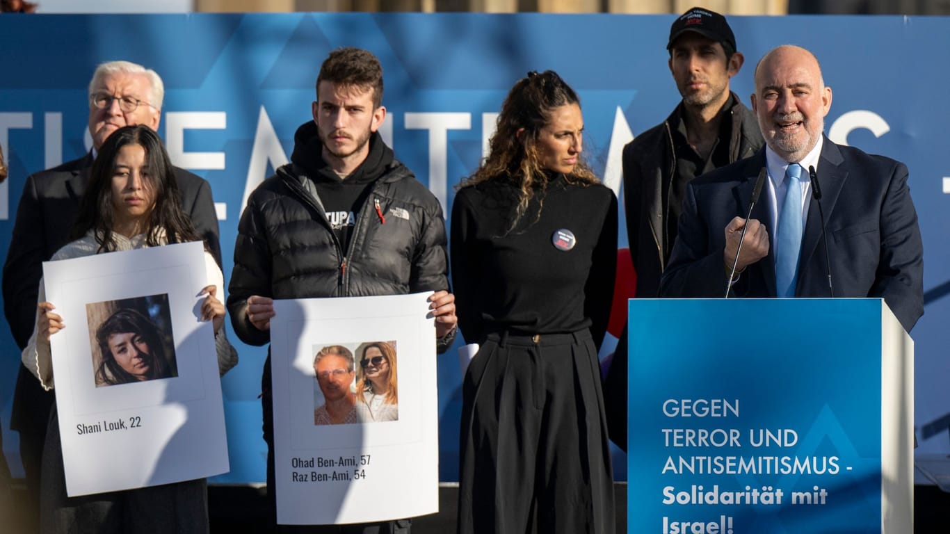 Ron Prosor (r), Botschafter von Israel in Deutschland, spricht bei der Kundgebung „Aufstehen gegen Terror, Hass und Antisemitismus – in Solidarität und Mitgefühl mit Israel“. Neben ihm stehen die Angehörigen der von der Hamas entführten Menschen.