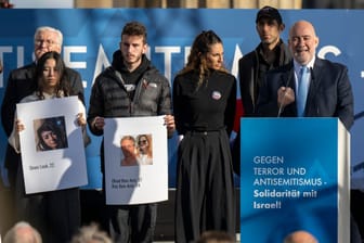 Ron Prosor (r), Botschafter von Israel in Deutschland, spricht bei der Kundgebung „Aufstehen gegen Terror, Hass und Antisemitismus – in Solidarität und Mitgefühl mit Israel“. Neben ihm stehen die Angehörigen der von der Hamas entführten Menschen.