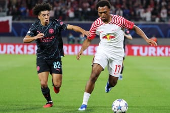Lois Openda (r.) im Laufduell mit Rico Lewis.