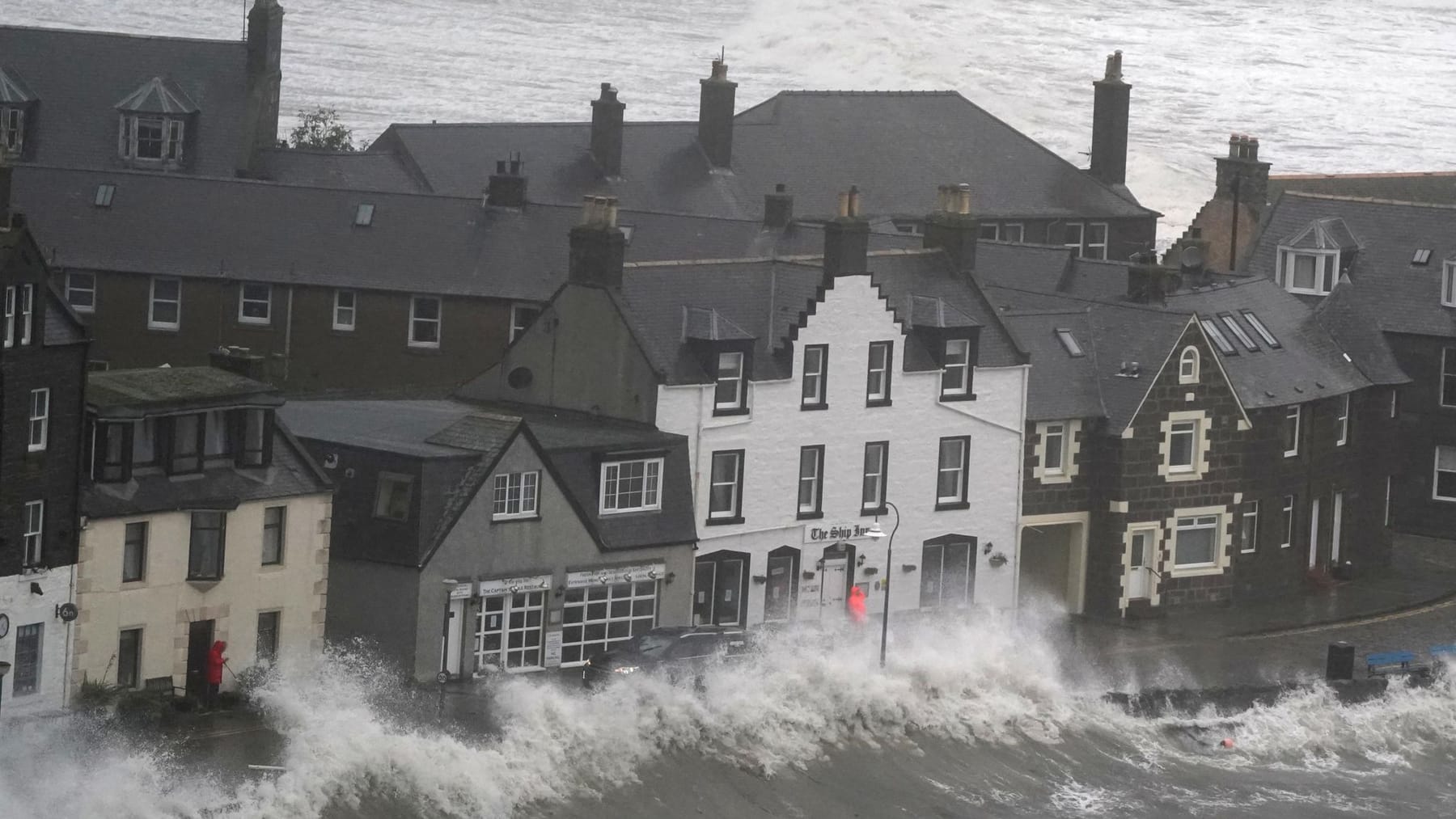 British Isles |  Three dead due to strong storms in Great Britain