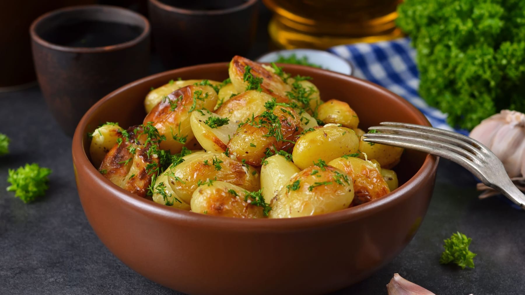 Ofenkartoffeln mit Knoblauch und Rosmarin – schnelles Rezept | Vegan