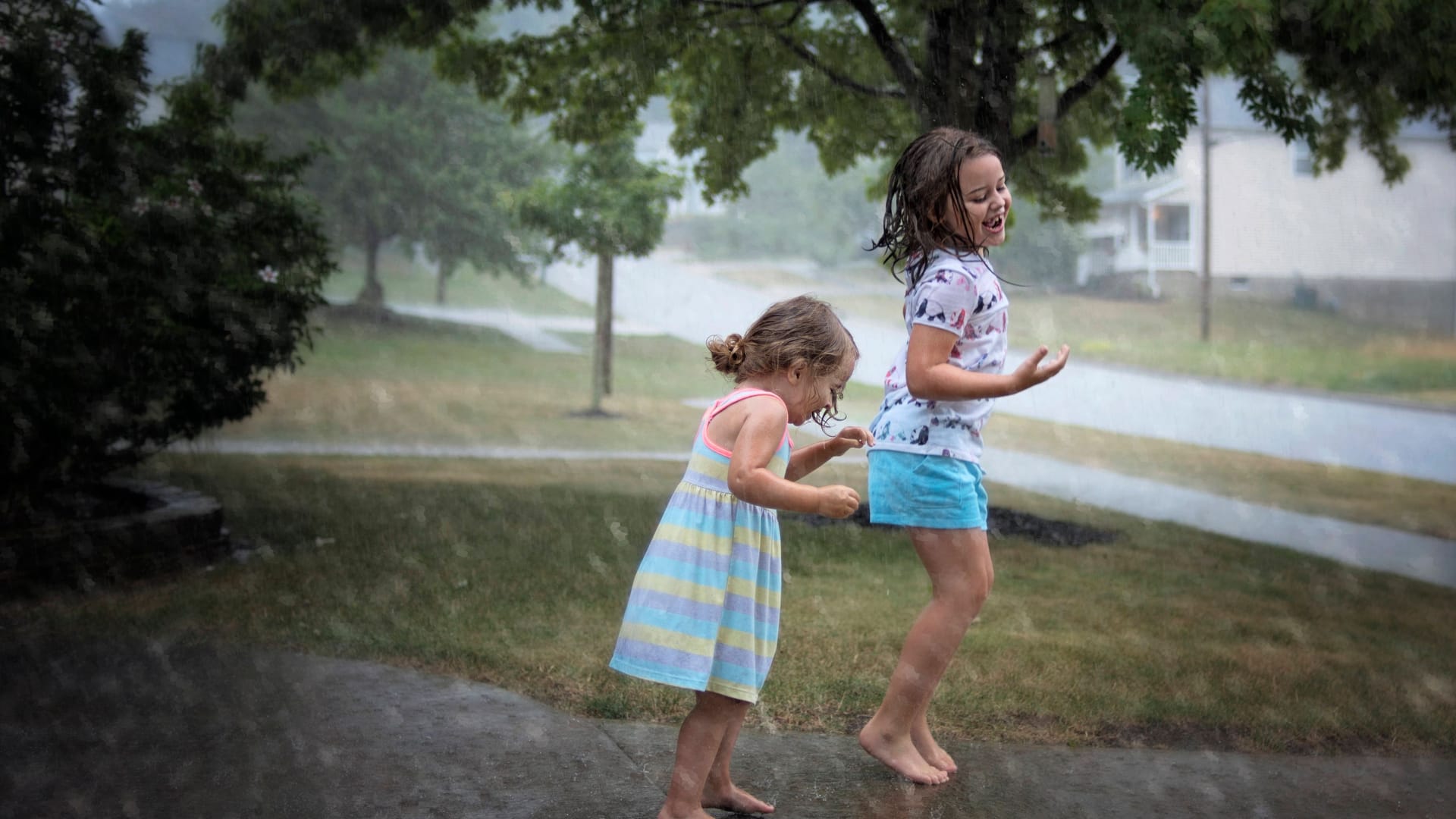 Kinder spielen im Freien im Regen (Symbolfoto): Das steht den Schülern wohl auch in den Herbstferien bevor.