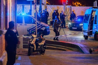 Polizisten am Tatort in Brüssel.