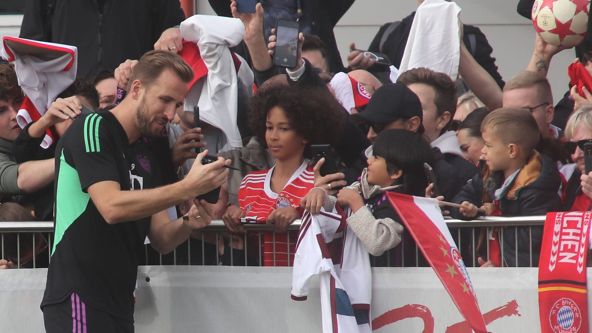 Harry Kane mit den Fans: Tausende Fans wollten das erste öffentliche Training mit dem neuen Stürmer-Star verfolgen.