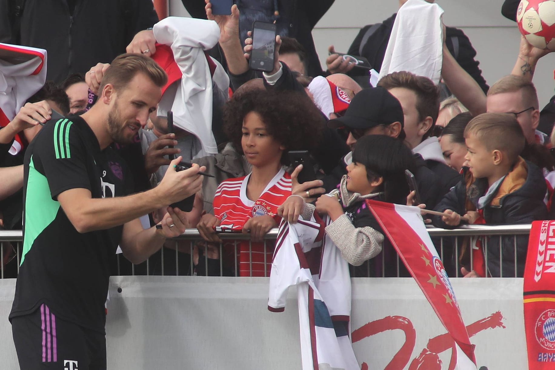 Harry Kane mit den Fans: Tausende Fans wollten das erste öffentliche Training mit dem neuen Stürmer-Star verfolgen.